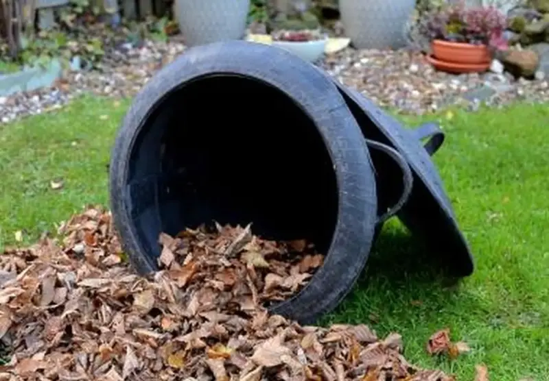 Product image 4 of the product “Bucket with 2 handle and cap (2 parts). Made from recycled tyres. Dia. 38cm Height 38cm. ”